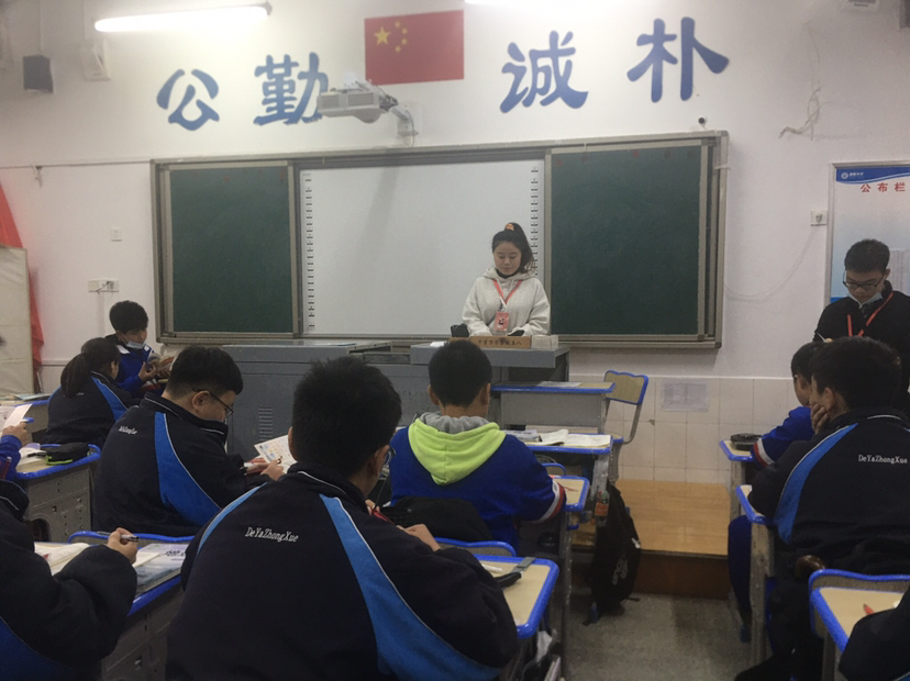 在学校教学处老师的引导下,来到德雅中学八年级的1个教学班,向学生们